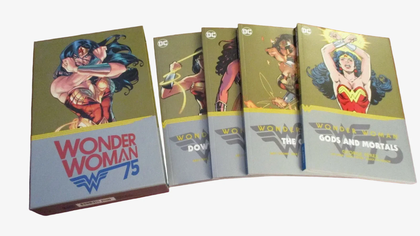 Wonder Woman 75th Anniversary Box Set – DC Comics Slipcase Edition - Image 6